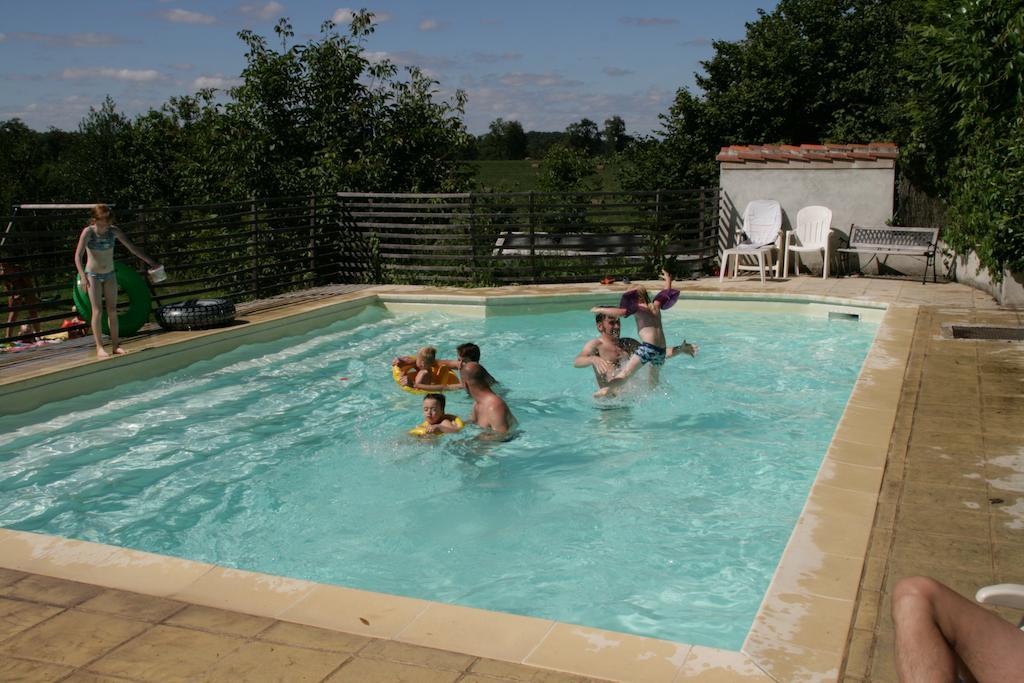 Saint-Germain-de-ConfolensLe Petit Mas D'Ile住宿加早餐旅馆 外观 照片