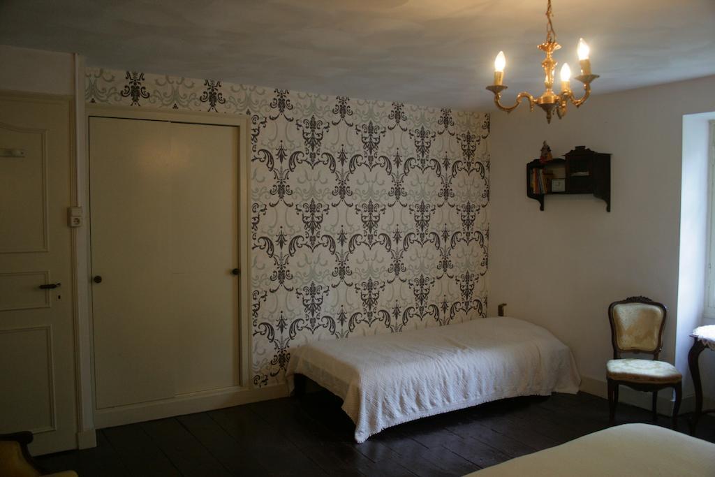 Saint-Germain-de-ConfolensLe Petit Mas D'Ile住宿加早餐旅馆 客房 照片