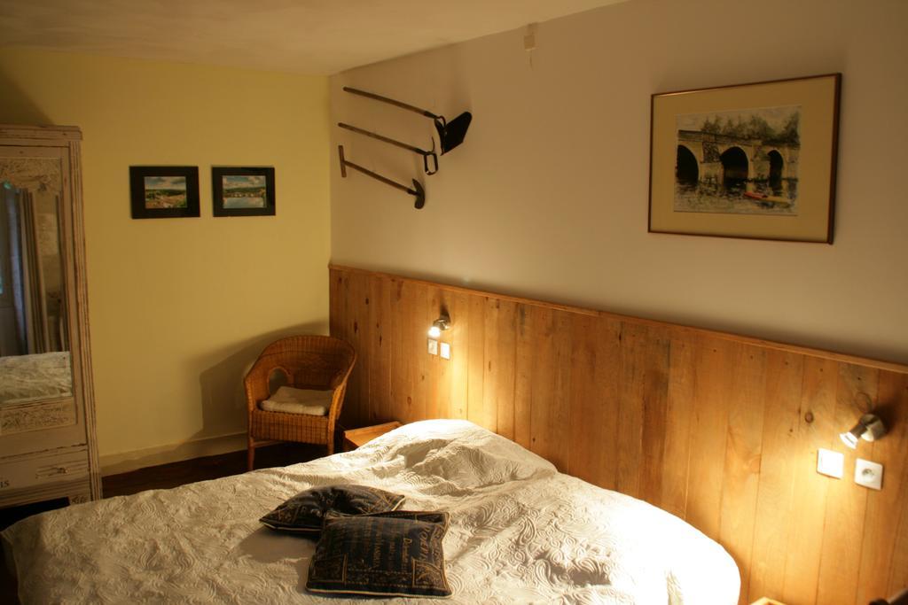 Saint-Germain-de-ConfolensLe Petit Mas D'Ile住宿加早餐旅馆 外观 照片